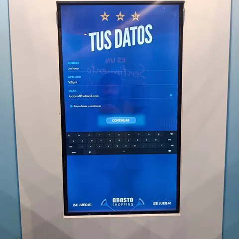 Pantalla touch y cámara instaladas en la cabina